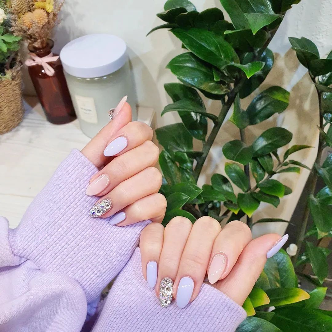 簡(jiǎn)約耐看的小碎鉆美甲，超適合結(jié)婚