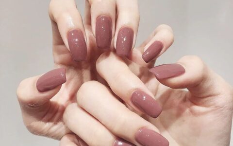 不如，讓純色系美甲承包你這個(gè)秋天