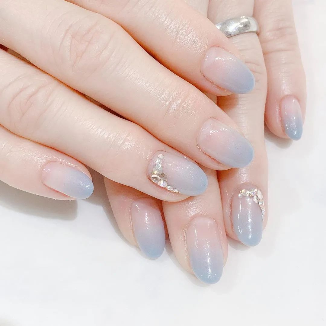 簡(jiǎn)約耐看的小碎鉆美甲，超適合結(jié)婚