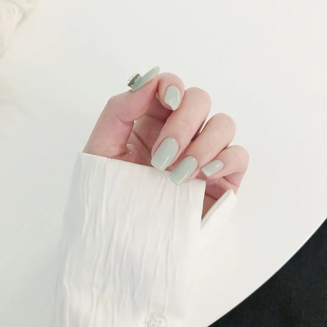 不如，讓純色系美甲承包你這個(gè)秋天