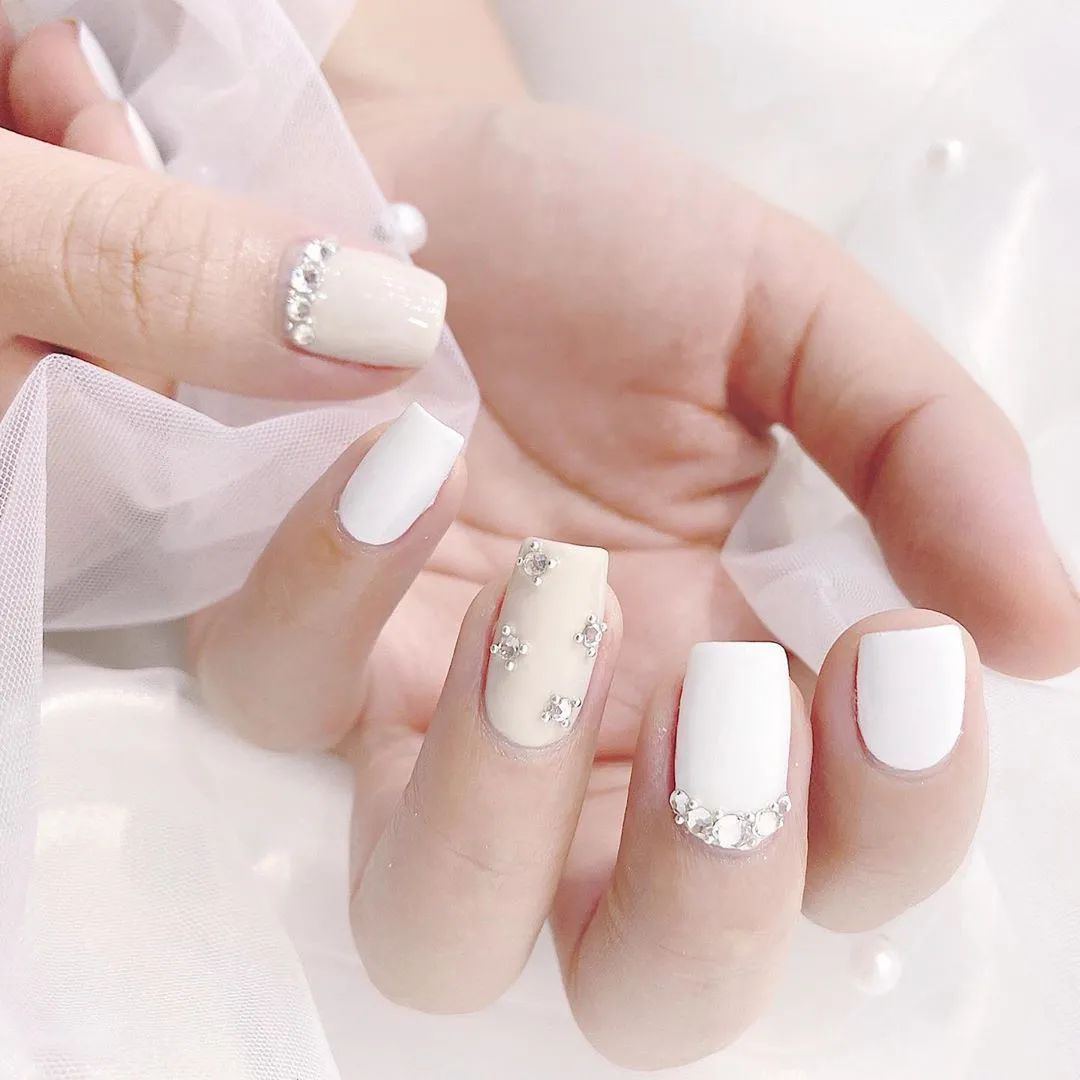 簡(jiǎn)約耐看的小碎鉆美甲，超適合結(jié)婚