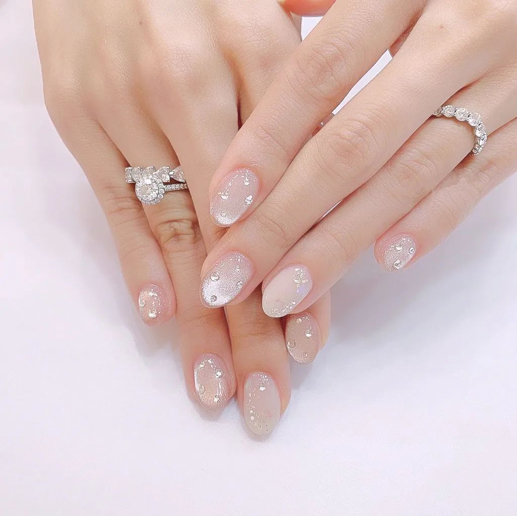 簡(jiǎn)約耐看的小碎鉆美甲，超適合結(jié)婚