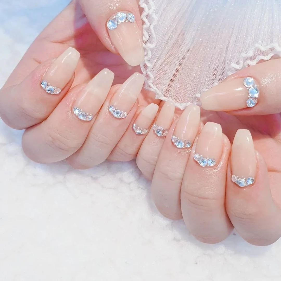 簡(jiǎn)約耐看的小碎鉆美甲，超適合結(jié)婚
