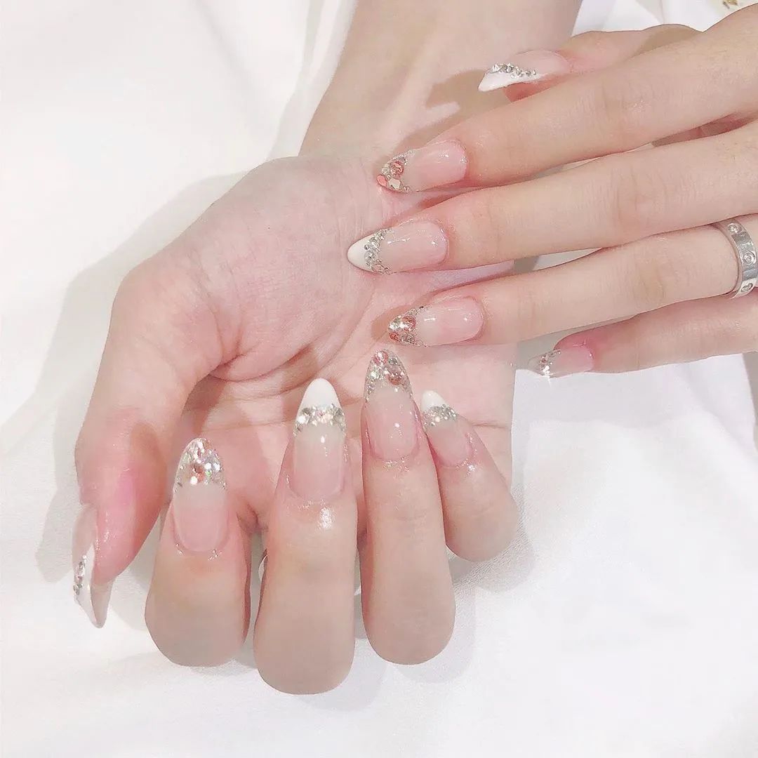 簡(jiǎn)約耐看的小碎鉆美甲，超適合結(jié)婚