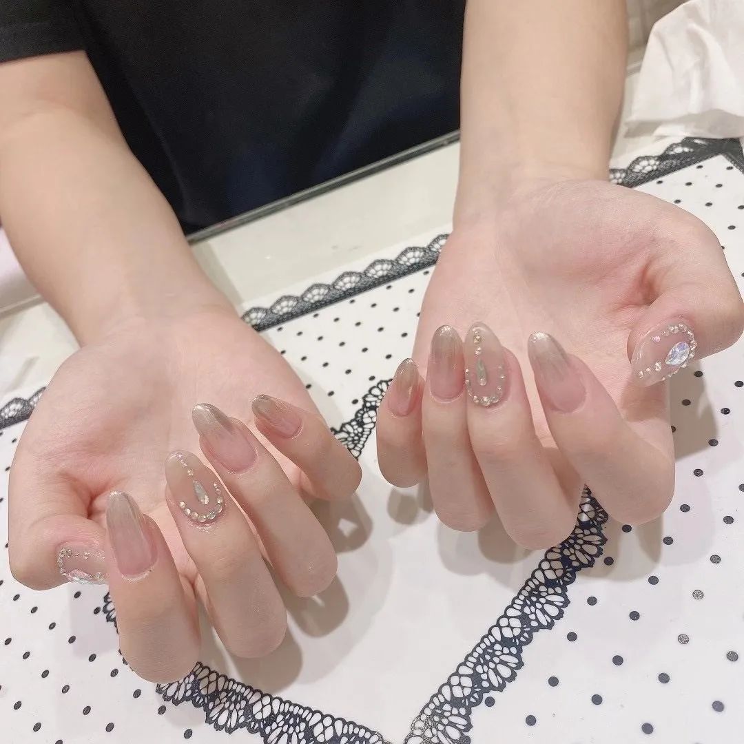 簡(jiǎn)約耐看的小碎鉆美甲，超適合結(jié)婚