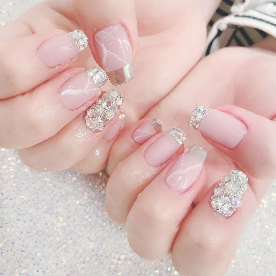 簡(jiǎn)約耐看的小碎鉆美甲，超適合結(jié)婚