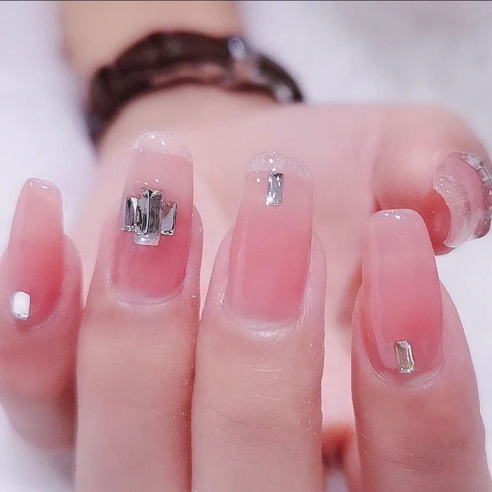 簡(jiǎn)約耐看的小碎鉆美甲，超適合結(jié)婚