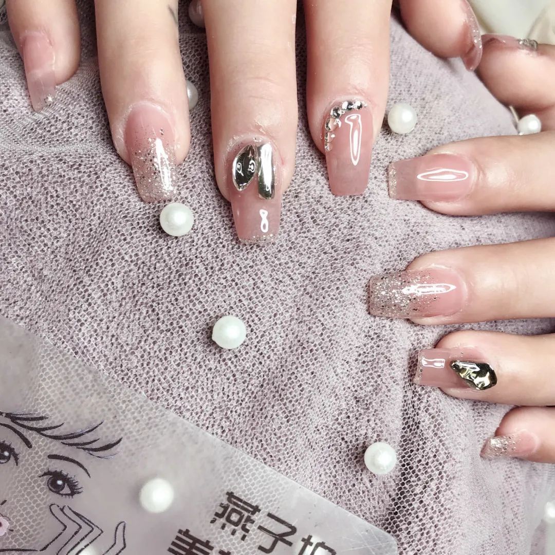 簡(jiǎn)約耐看的小碎鉆美甲，超適合結(jié)婚