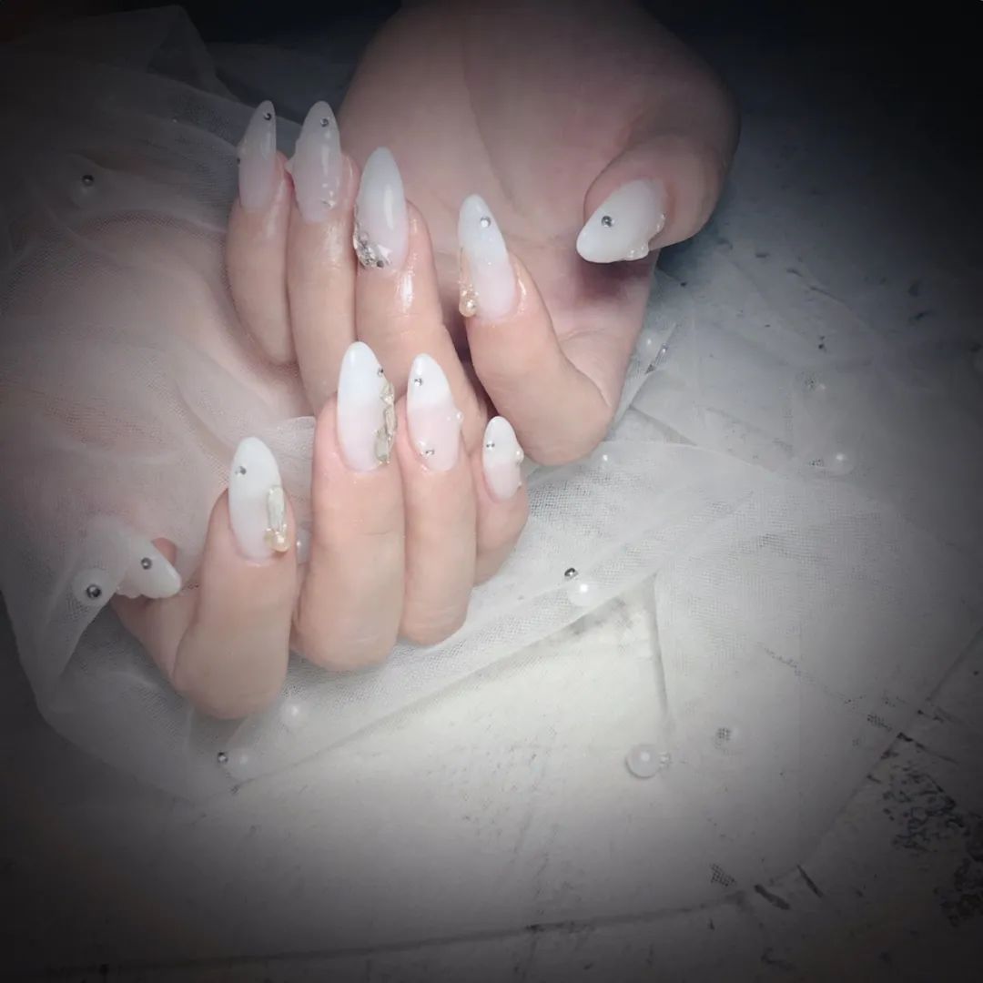 簡(jiǎn)約耐看的小碎鉆美甲，超適合結(jié)婚