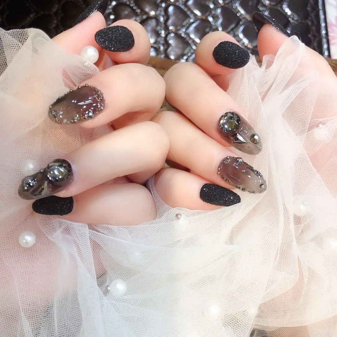 簡(jiǎn)約耐看的小碎鉆美甲，超適合結(jié)婚
