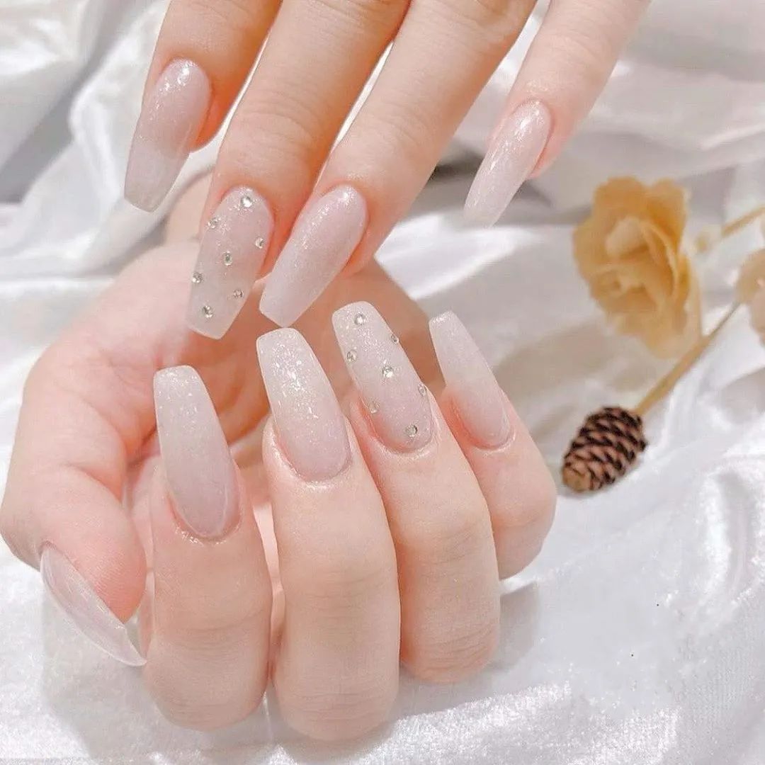 簡(jiǎn)約耐看的小碎鉆美甲，超適合結(jié)婚