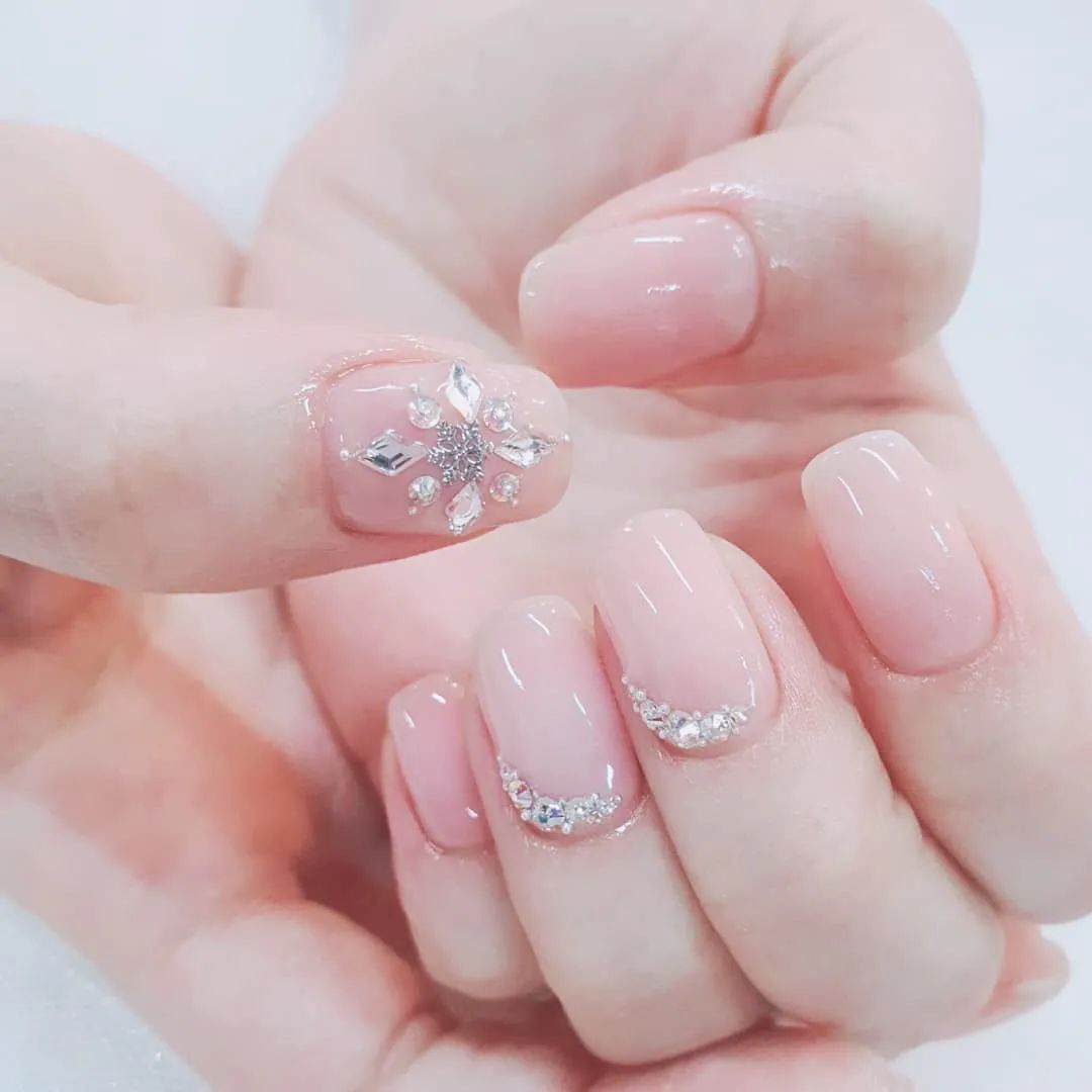 簡(jiǎn)約耐看的小碎鉆美甲，超適合結(jié)婚