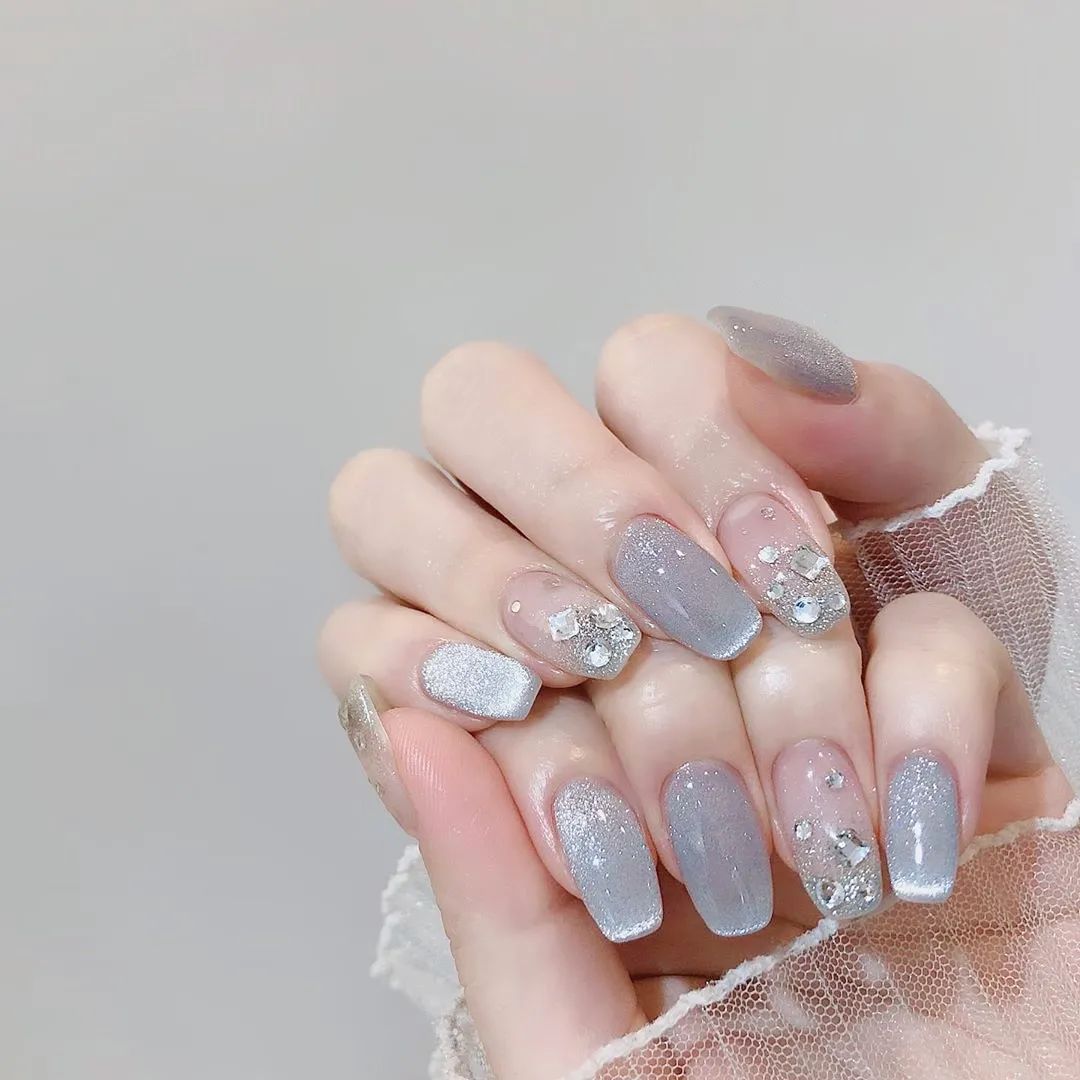 簡(jiǎn)約耐看的小碎鉆美甲，超適合結(jié)婚
