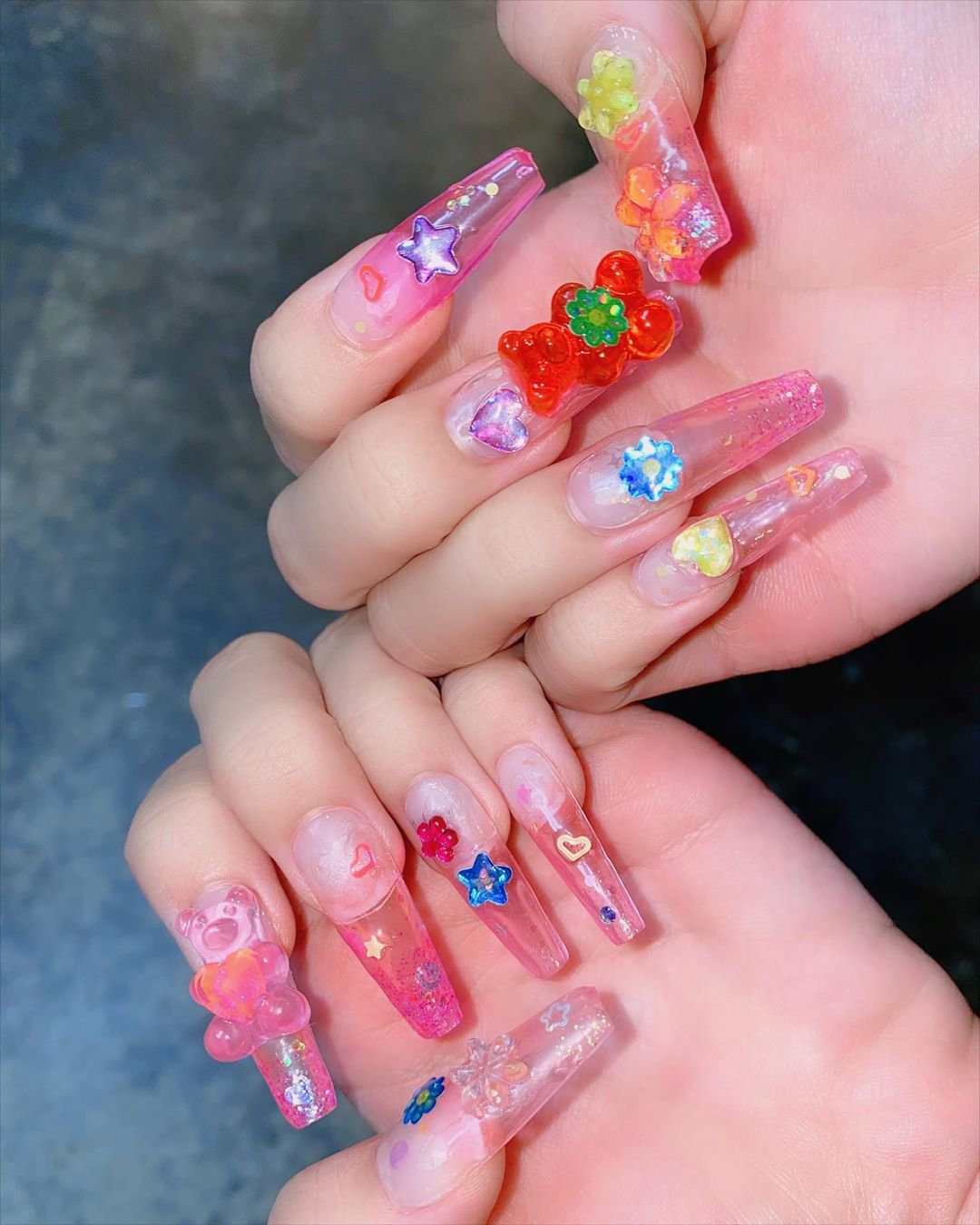 小熊軟糖、美式貼紙風(fēng)超可愛！BLACKPINK、賽琳娜新歌〈Ice Cream〉MV美甲樣式公開，每一款都超萌插圖(2)