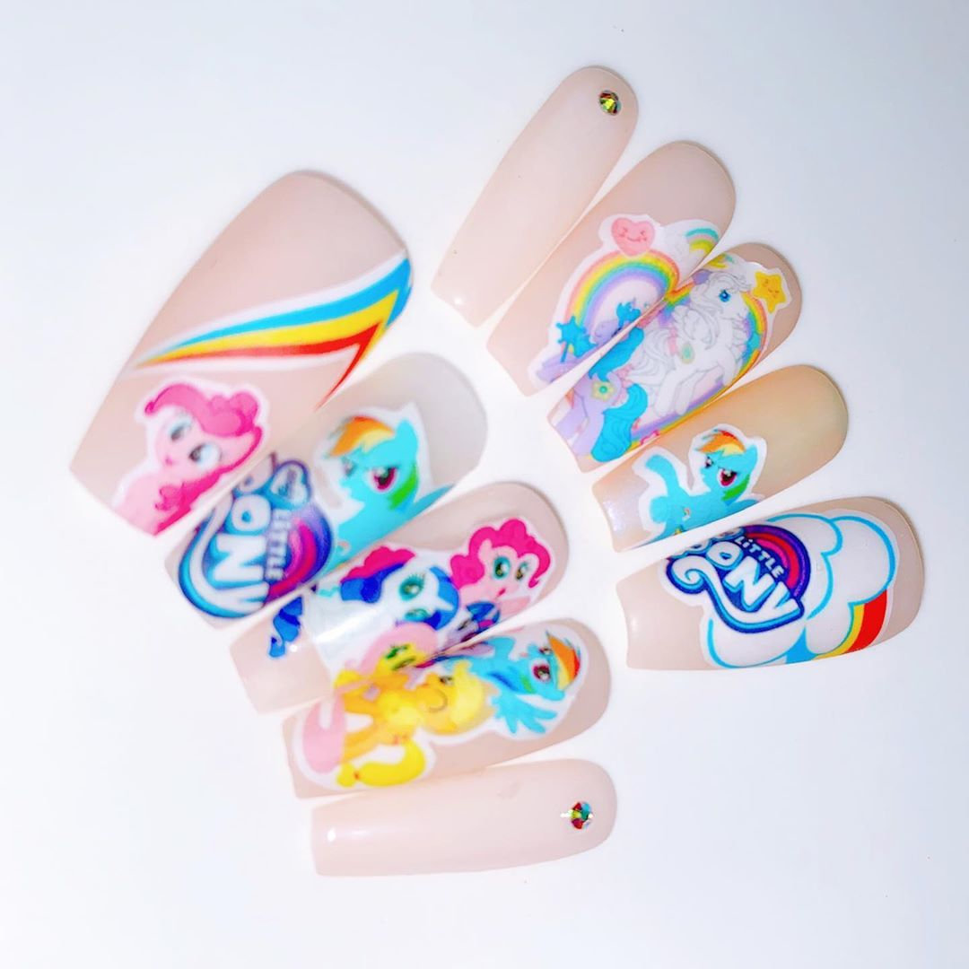小熊軟糖、美式貼紙風(fēng)超可愛！BLACKPINK、賽琳娜新歌〈Ice Cream〉MV美甲樣式公開，每一款都超萌插圖(7)