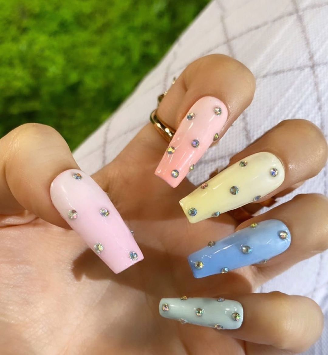 小熊軟糖、美式貼紙風(fēng)超可愛！BLACKPINK、賽琳娜新歌〈Ice Cream〉MV美甲樣式公開，每一款都超萌插圖(9)