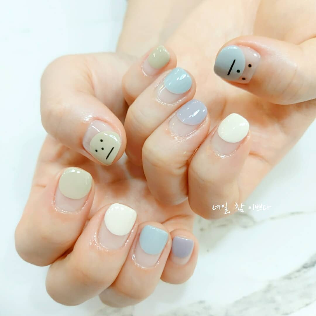 指甲就是我的心情！韓妹都換上「無表情」美甲迎接感性秋天，你也要加入嗎？