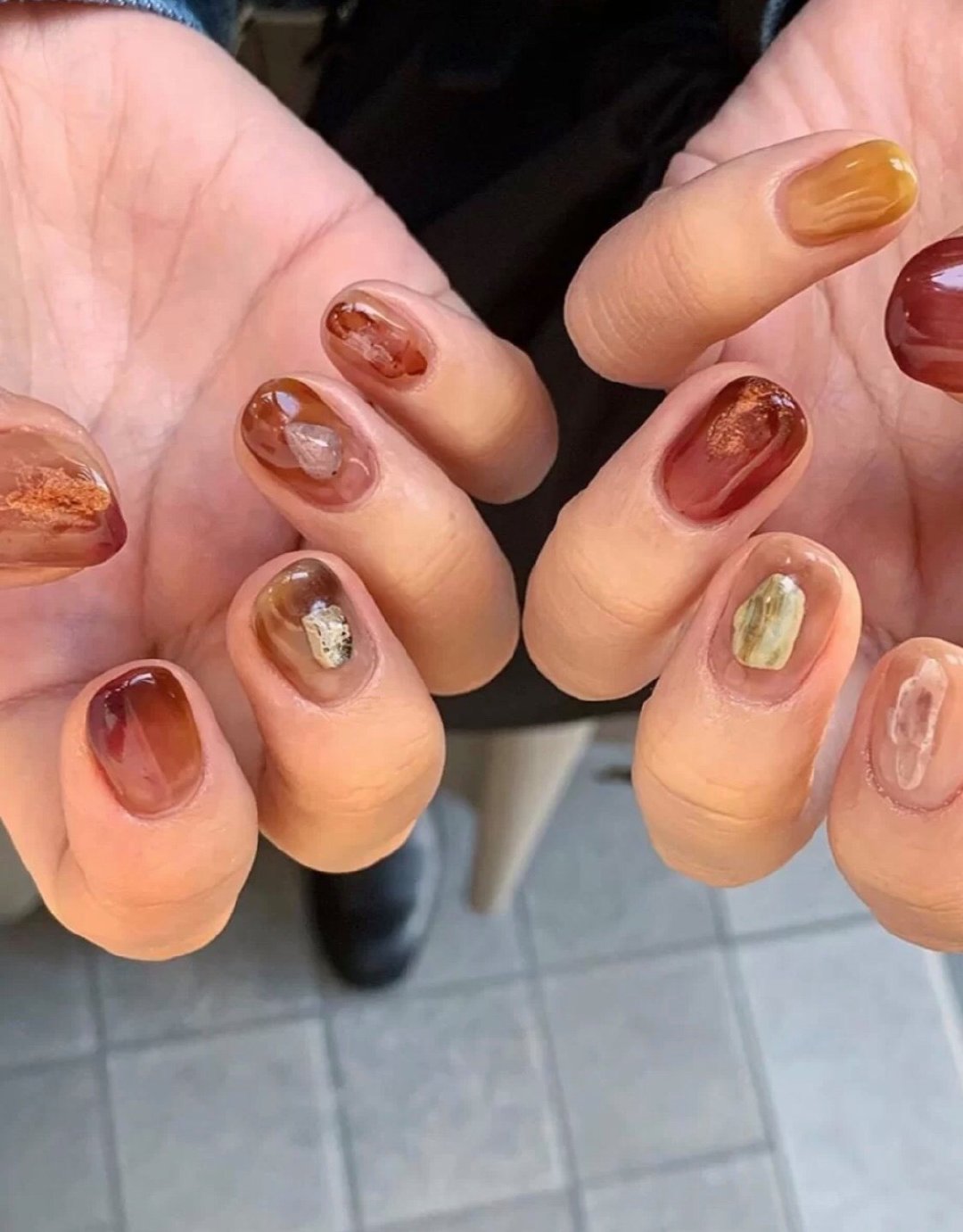 【秋季美甲】大熱「焦糖奶茶色」美甲提案！酒紅南瓜色超顯白、氣質(zhì)焦糖杏色暈染插圖(17)
