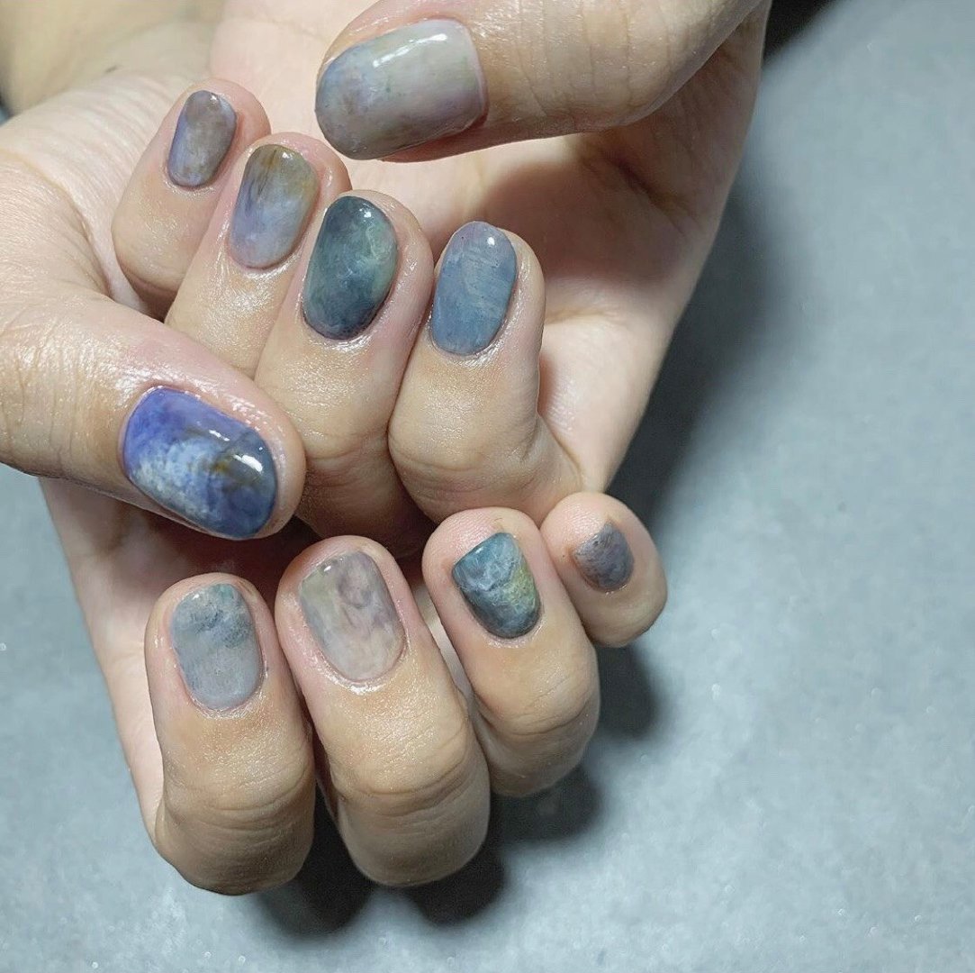 【秋季美甲】大熱「焦糖奶茶色」美甲提案！酒紅南瓜色超顯白、氣質(zhì)焦糖杏色暈染插圖(16)
