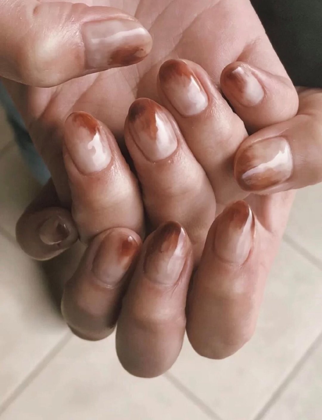 【秋季美甲】大熱「焦糖奶茶色」美甲提案！酒紅南瓜色超顯白、氣質(zhì)焦糖杏色暈染插圖(13)