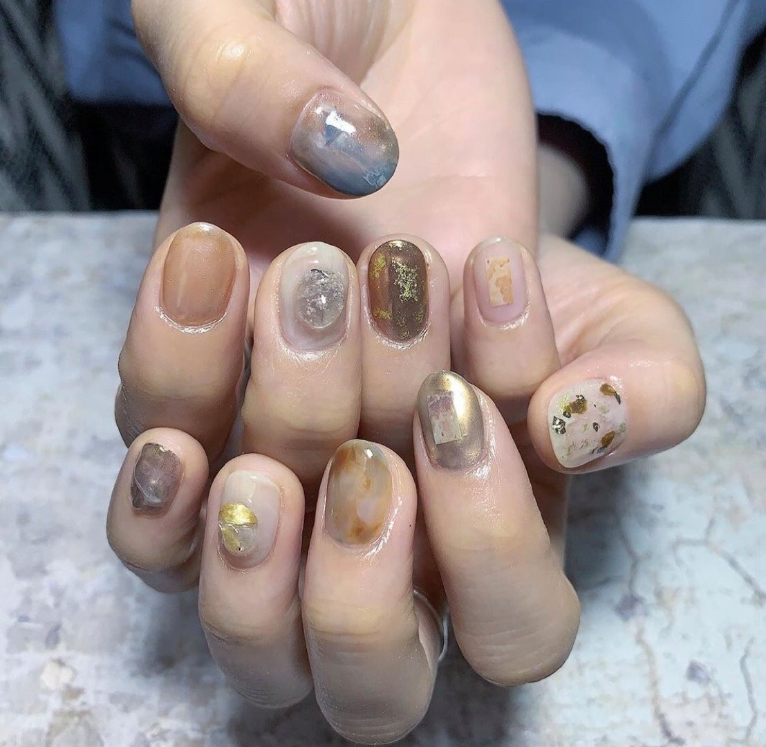 【秋季美甲】大熱「焦糖奶茶色」美甲提案！酒紅南瓜色超顯白、氣質(zhì)焦糖杏色暈染插圖(10)