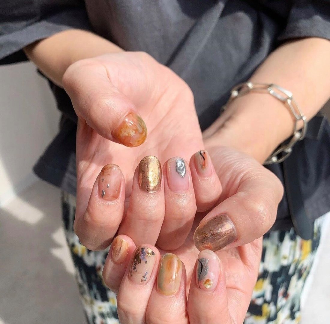【秋季美甲】大熱「焦糖奶茶色」美甲提案！酒紅南瓜色超顯白、氣質(zhì)焦糖杏色暈染插圖(25)