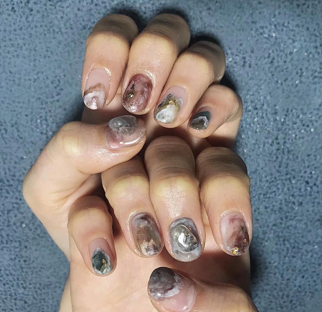 【秋季美甲】大熱「焦糖奶茶色」美甲提案！酒紅南瓜色超顯白、氣質(zhì)焦糖杏色暈染插圖(26)