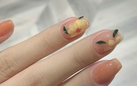 在手指上綻放的花卉美甲，凸顯“精致透徹”，意外的很高級(jí)