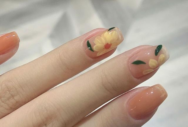 在手指上綻放的花卉美甲，凸顯“精致透徹”，意外的很高級
