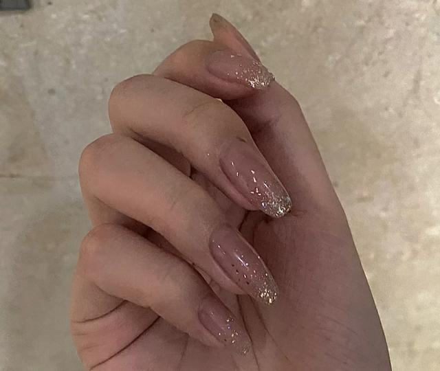 在手指上綻放的花卉美甲，凸顯“精致透徹”，意外的很高級