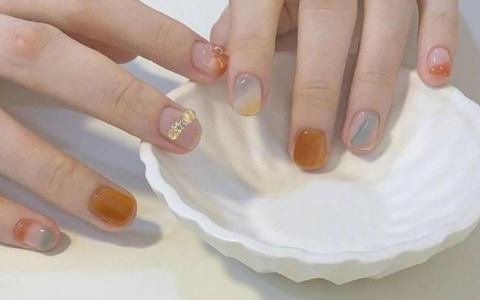 皮膚黃的女生涂什么顏色的美甲好看？這幾款美甲巨顯白又時(shí)髦