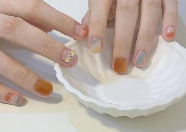  皮膚黃的女生涂什么顏色的美甲好看？這幾款美甲巨顯白又時髦