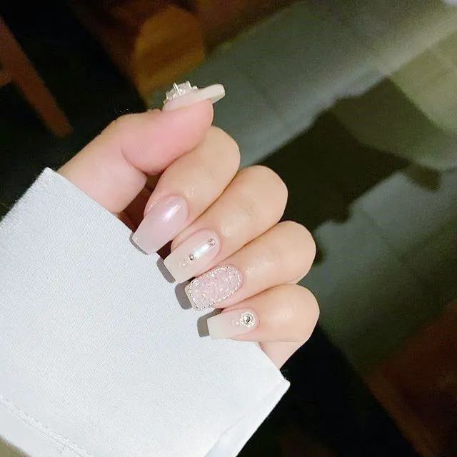 極光色美甲怎么搭才好看？