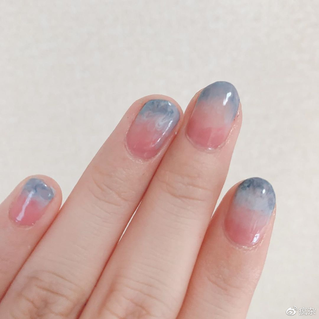 不要設(shè)限其他人怎么想～昂首秋季下的「粉藍夕陽指彩」學會闊達看淡插圖