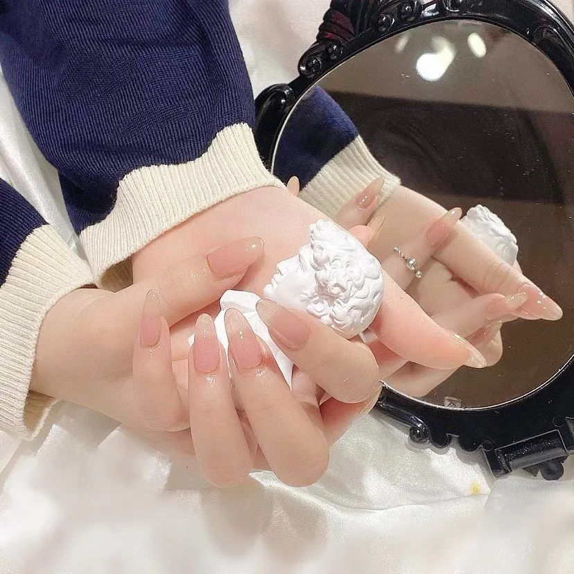 秋天做半透果凍色美甲，低調(diào)又溫柔