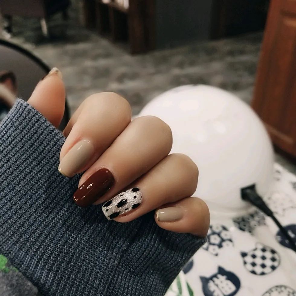 今秋流行的豹紋美甲，亦然還是那么閃