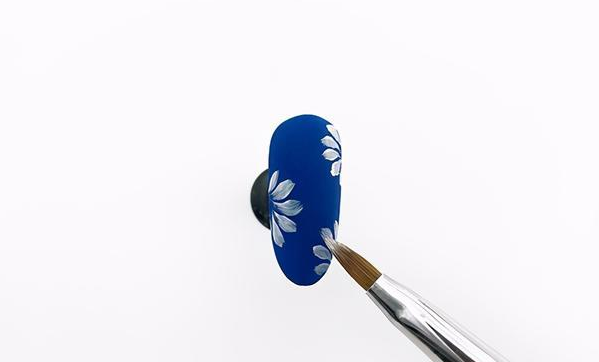  藍(lán)色小雛菊美甲怎么畫好看？磨砂封層更有質(zhì)感！