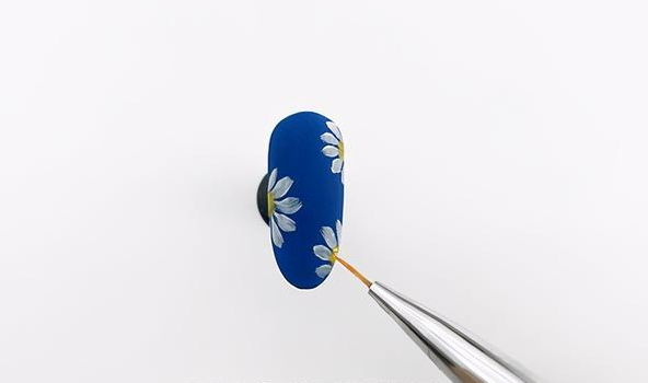  藍色小雛菊美甲怎么畫好看？磨砂封層更有質感！