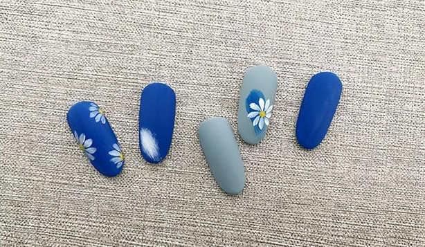  藍(lán)色小雛菊美甲怎么畫好看？磨砂封層更有質(zhì)感！