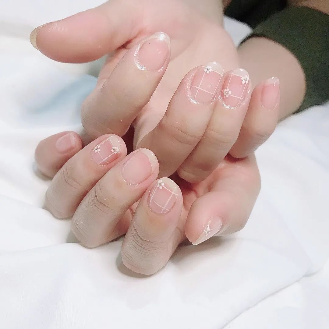 沒有底色的極簡風(fēng)格美甲，低調(diào)而又不失高級(jí)！
