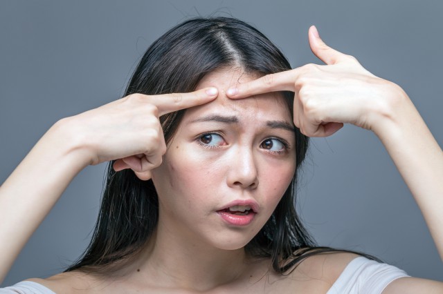 額頭老長(zhǎng)痘痘怎么辦，額頭長(zhǎng)痘的原因及解決方法