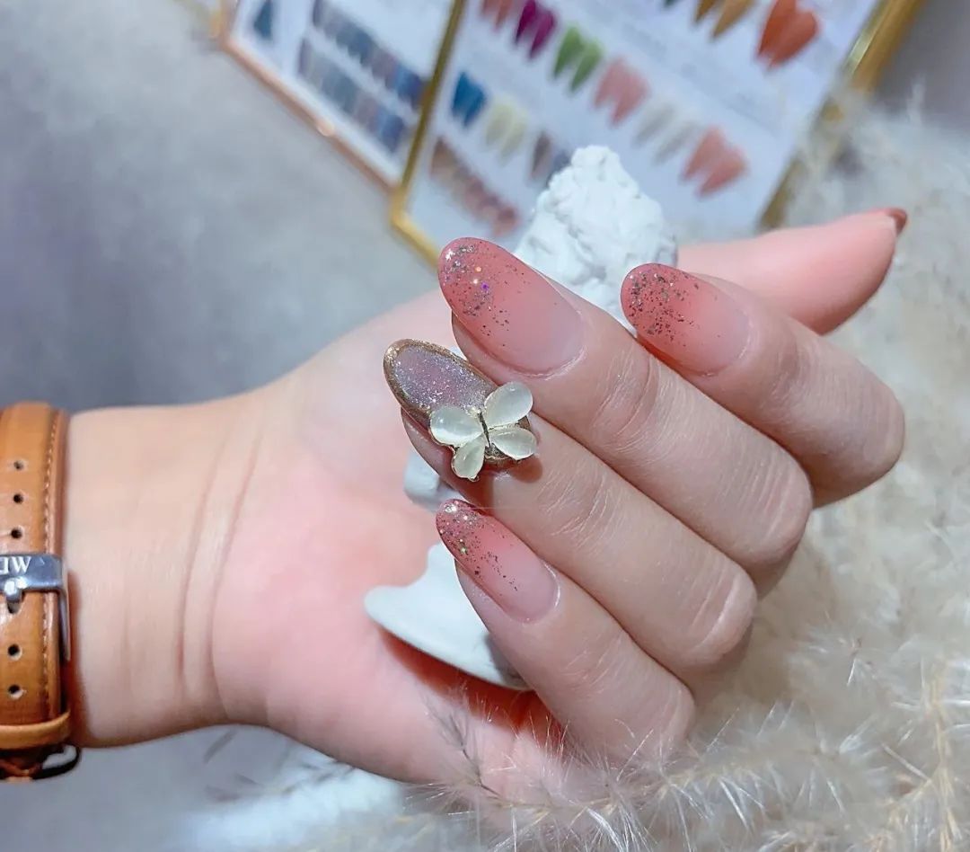 膚色黑黃？就做這些過年美甲！