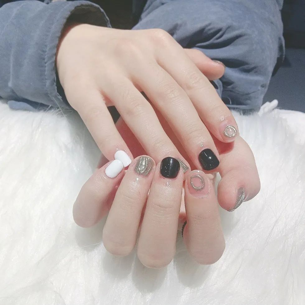 膚色黑黃？就做這些過年美甲！