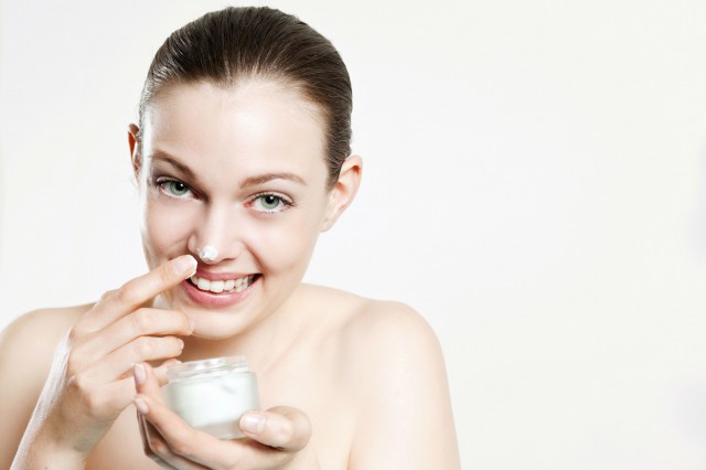 冬天可以不用乳液直接涂面霜嗎，乳液和面霜的使用區(qū)別