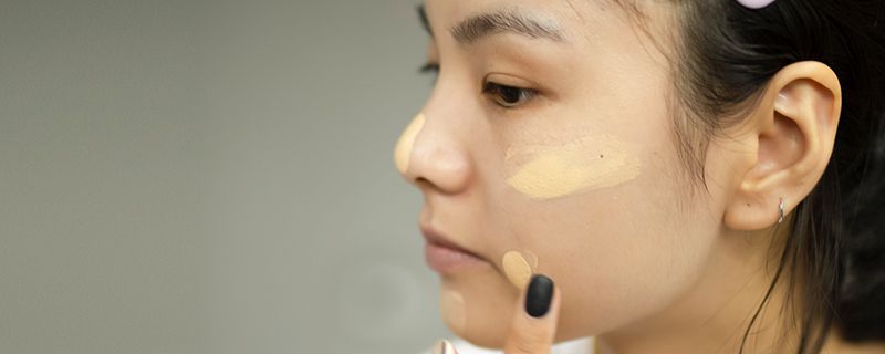 底妝怎么樣打才輕薄透 底妝清透妝容才足夠美艷