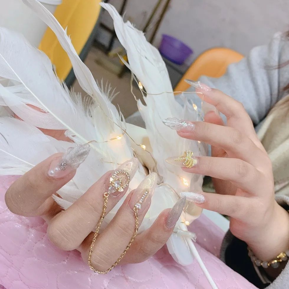 2021過年最適合做這些BlingBling美甲！