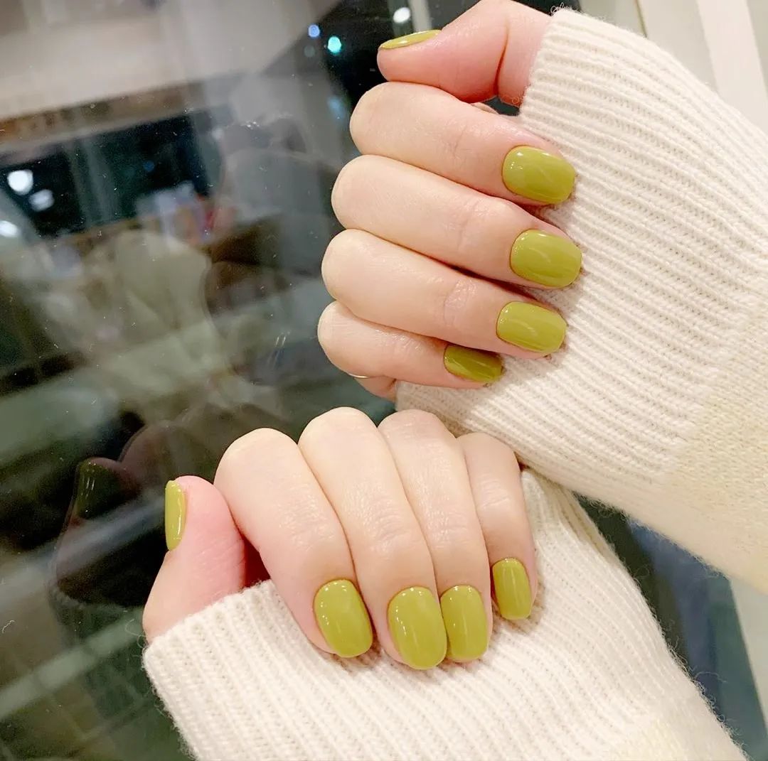 這個(gè)季節(jié)，最適合做哪些純色美甲呢？一起來瞧瞧
