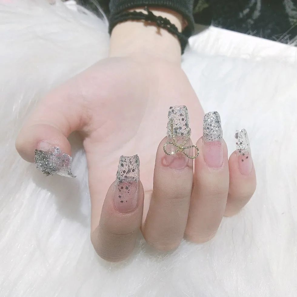 2021過年最適合做這些BlingBling美甲！