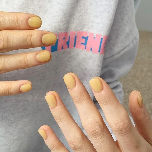 這個(gè)季節(jié)，最適合做哪些純色美甲呢？一起來瞧瞧