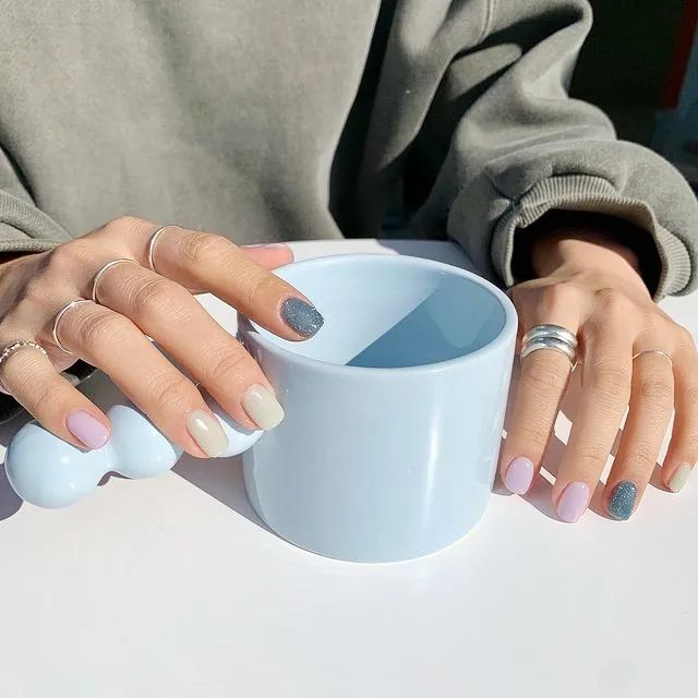 這個(gè)季節(jié)，最適合做哪些純色美甲呢？一起來瞧瞧